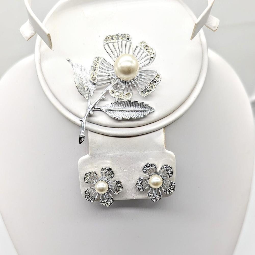 Vintage Sarah Coventry Pearl Rhinestones Silver Pin Earrings Set New Old…